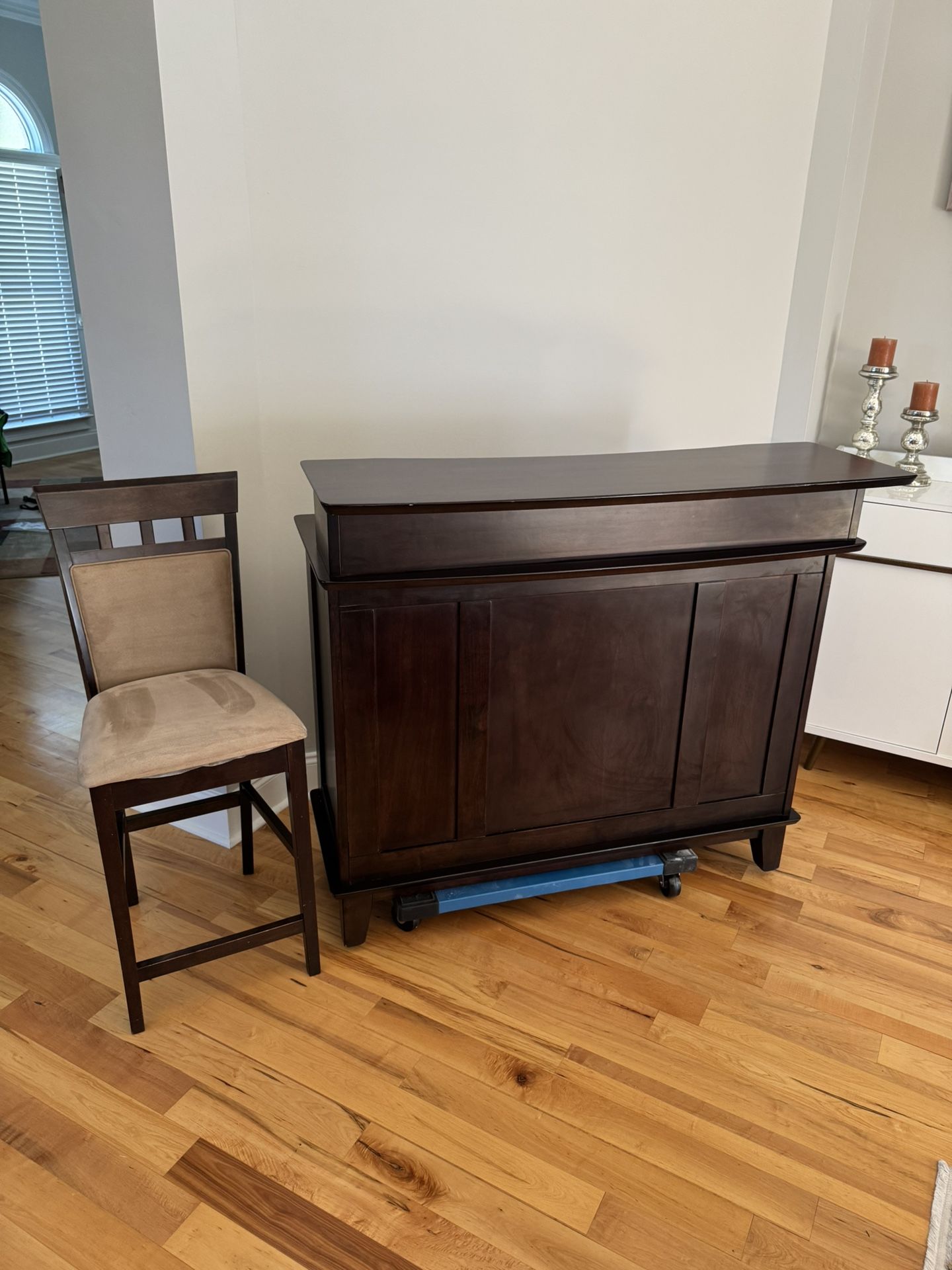 Walk up Bar And Chair