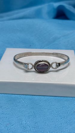 Vintage (.925) bangle bracelet. Central bezel-set oval pink/purple Cats Eye Gemestone