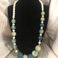 Green & Ivory Stone Beads Necklace With Graduated Stones Gold Tone Necklace 21” Long