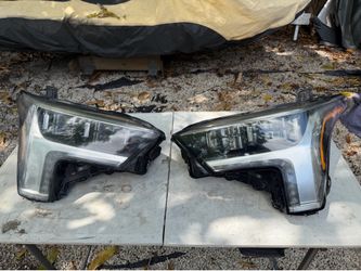 Toyota  Tundra headlights