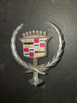 Cadillac hood ornament ((IM GOOD CONDITION))!!