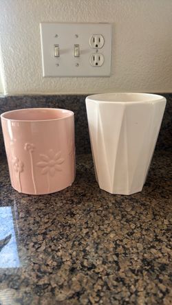 2 ceramic plant holders