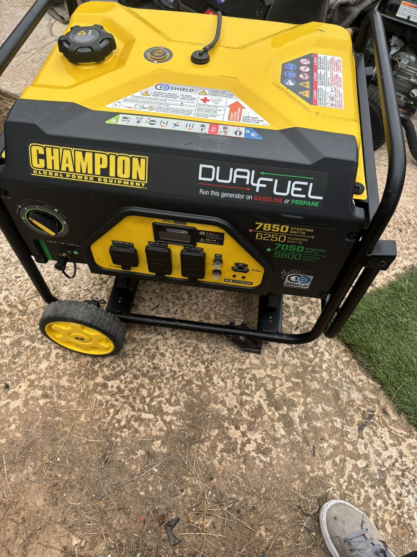 Champion Power Equipment 7850/6250-Watt Recoil Start Gasoline and Propane Powered Dual Fuel Portable Generator with CO Shield