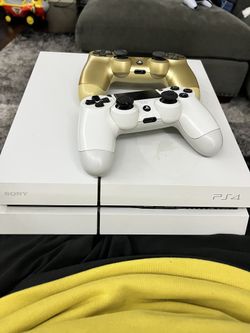 Glacier White PS4 and 2 Controllers With Games