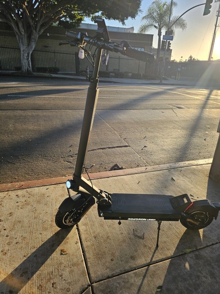 Rovoron Leger 30mph Electric Scooter 1200w Peak