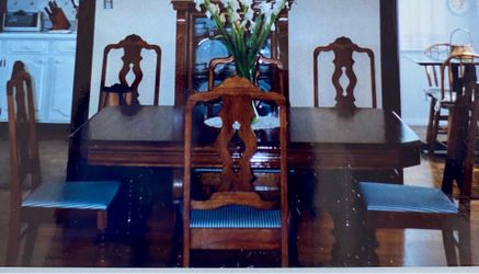 Dining Room Table and Chairs. Vintage