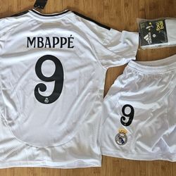 2024 real madrid home Mbappe #9 kit set kids and adults sizes

Comes with jersey, short and socks 

Kids size:
6/8 years old #24
8/10  years old #26
1
