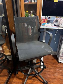 Gray Mesh Office Chair with Armrests