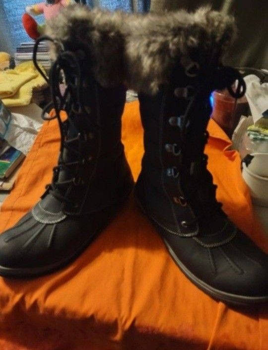 If You're Looking For The Boots With The Fur Look No Further Size 9 Great Shape