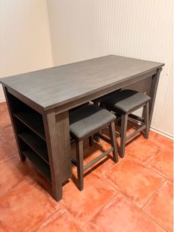 Dining table with 4 stools