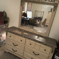 Dresser With Mirror 