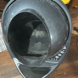 Whisker Litter-Robot 3 Connect automatic self-cleaning litter box. 