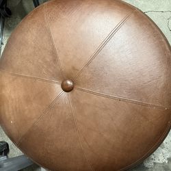 BOMBAY COMPANY BROWN LEATHER OTTOMAN FOOTREST EL