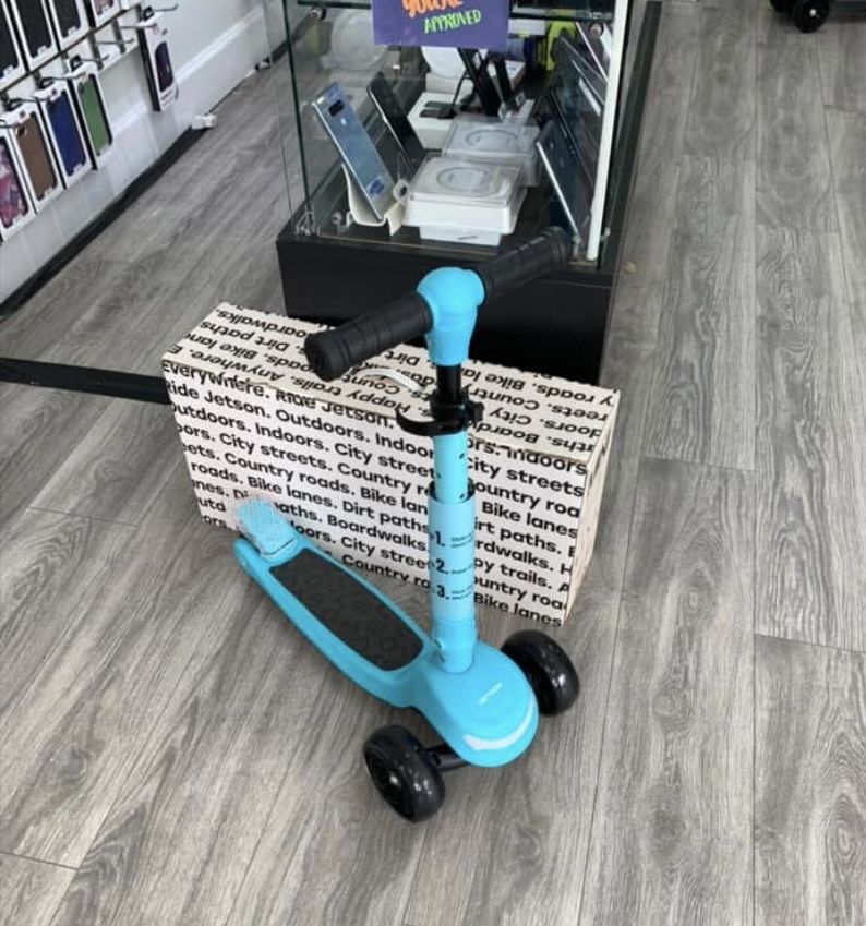 Childs Light Up 3 Wheel Scooter