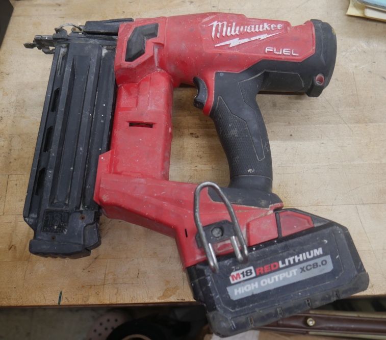 Milwaukee M18 FUEL™ 18 Gauge Brad Nailer (2746-20) W 8AH BATTERY. USED. TESTED. IN A GOOD WORKING ORDER.