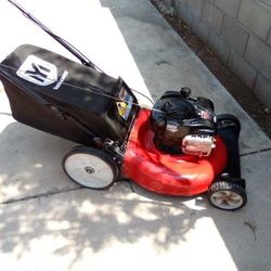 .Brigs And Stratton ," Yard Machine " With  A briggs And Stratton 550  H.P. Motor.