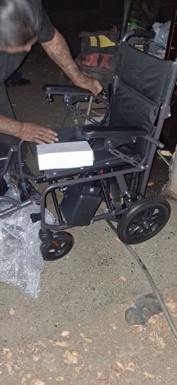 Folding electric wheelchair