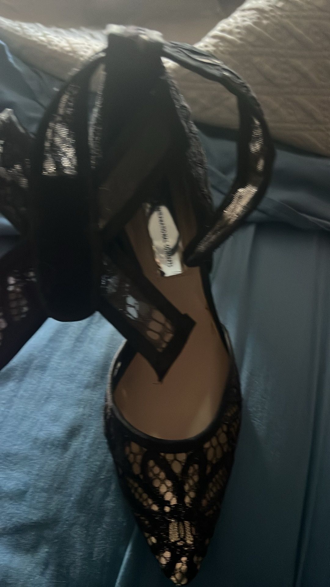 Lace Pointy Shoes With Velcro bowl that is removable size 5