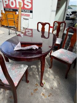 Dining Room Table with 4 chairs and 2 barstools.