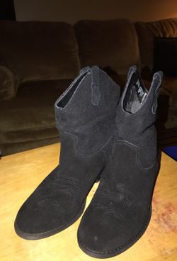 Black white mountain boots