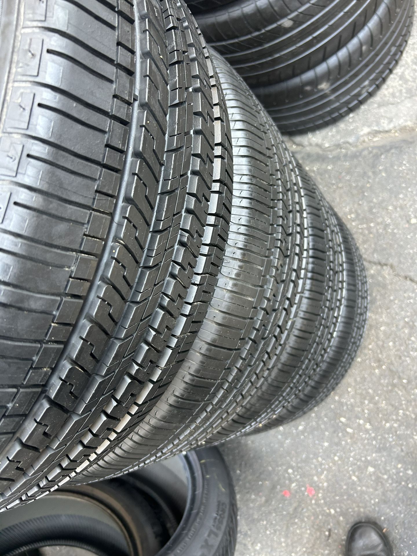 Tengo un set de llantas nuevas marca Goodyear EAGLE 255 45 R19 instalación y balanceo por el mismo precio
