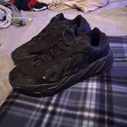 BLACK YEEZY 700