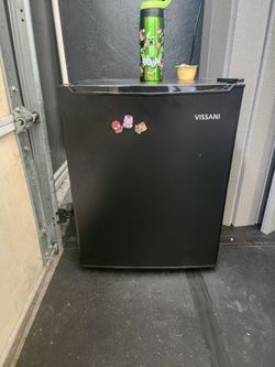 Vissani 2.6 cu. ft. mini refrigerator