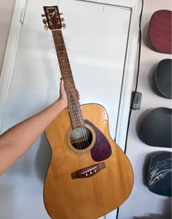 Yamaha F335 acoustic guitar brand new strings