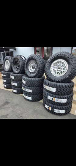 17" KMC w/ 35" Toyo MT tires