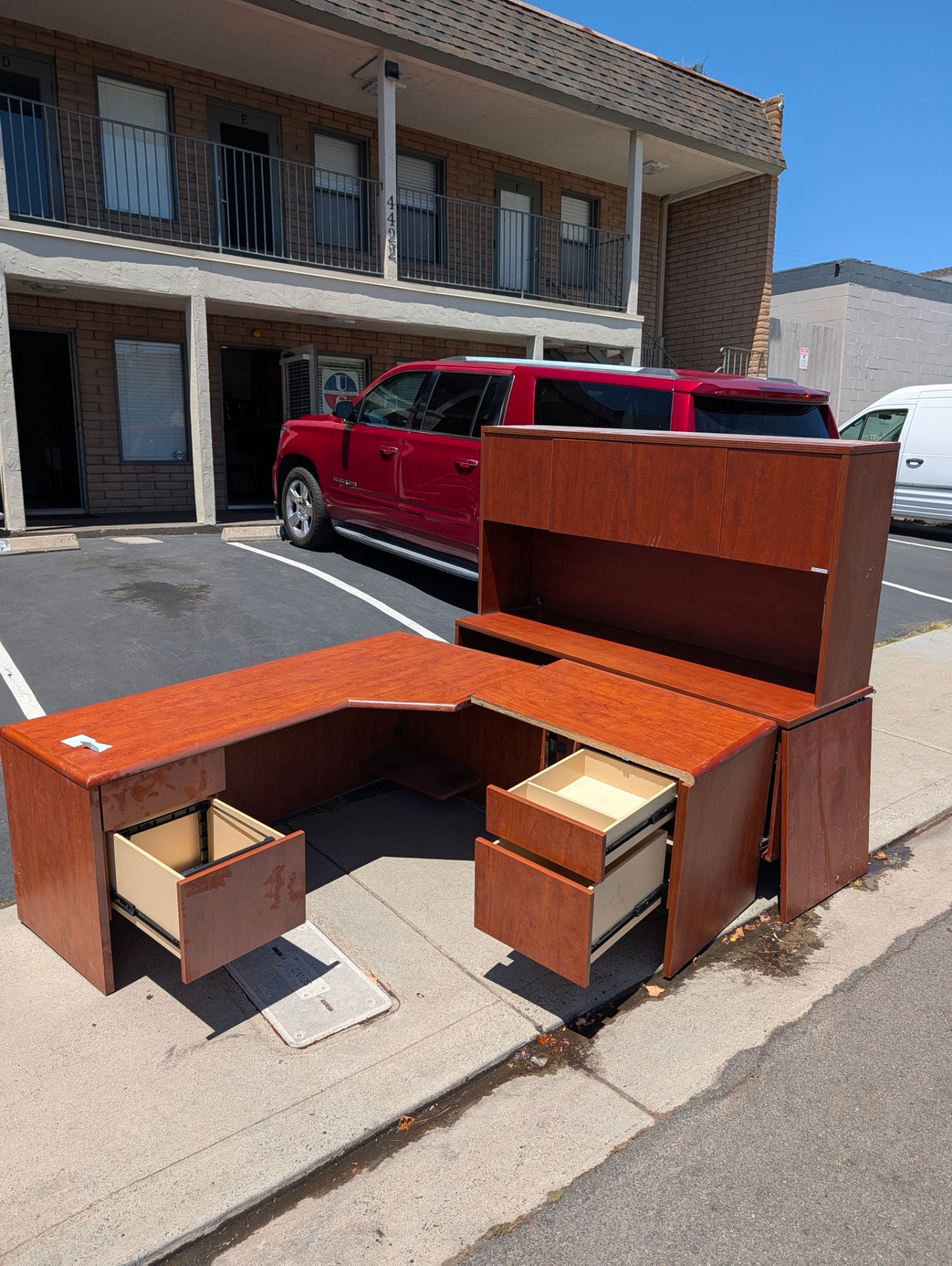 Free Office Furniture – Executive Desk Set