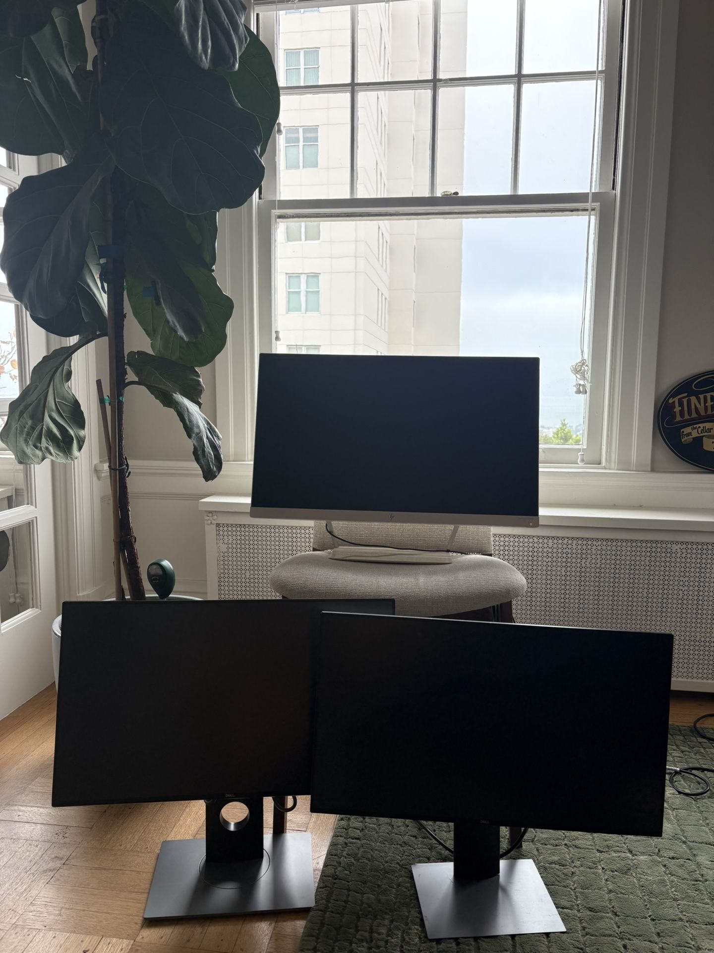 2x Dell, 1x HP Monitor