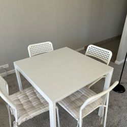 Dinner Table With 4 Chairs And Lamp