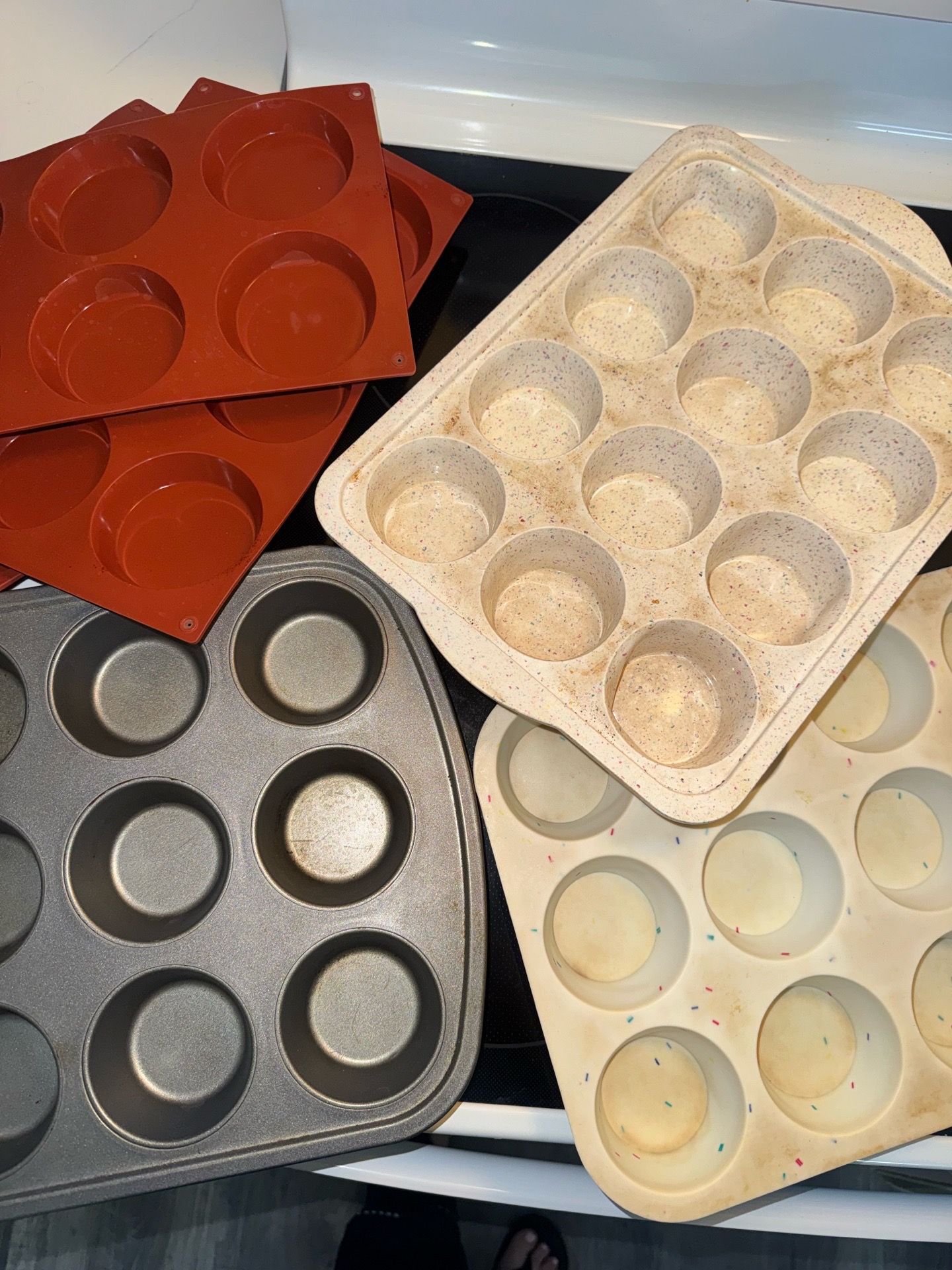 6 pans- MOVE OUT SALE- NEED GONE BY MAY 29th