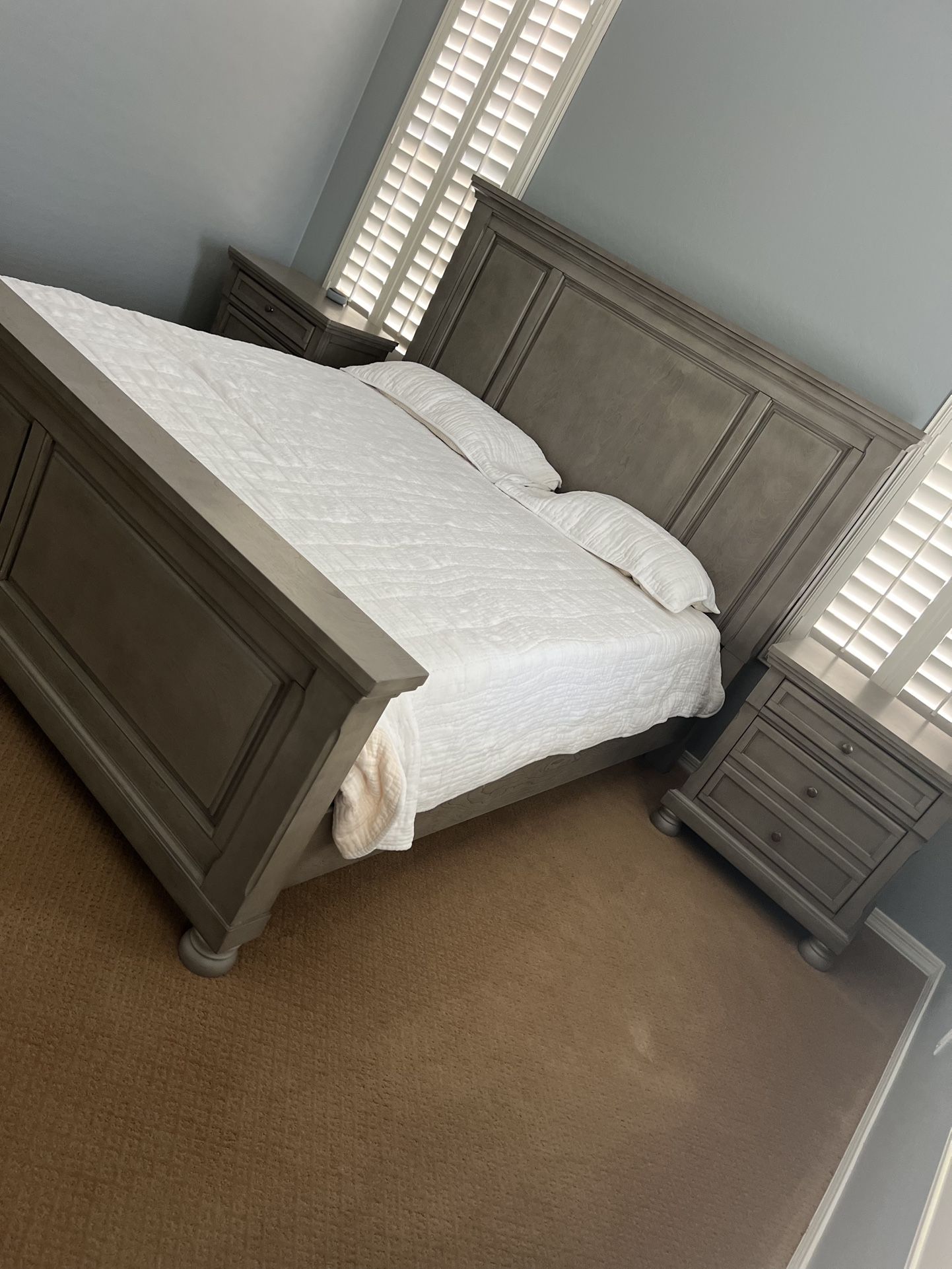 Vallardia King Panel Bed ASHLEY FURNITURE