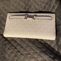 Authentic White Michael Kors Slim Wallet With 12 Credit Card  slots 