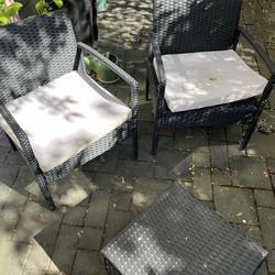 Leasbar Outdoor Chairs and table 