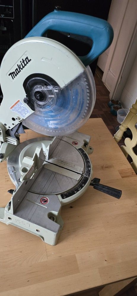 Makita Compound Miter Saw/ Chop Saw, model LS-1040, 10"