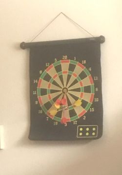Magnetic dart board