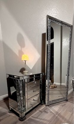Full length mirror/ matching nightstand/ crushed diamonds 💎