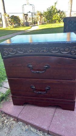Nice night stand $25