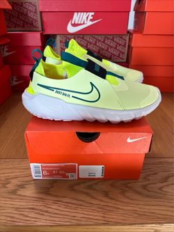 Nike Flex Runner 2 Athletic Shoes Size 6Y in Yellow Fits Women’s Size 7.5