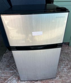 Insignia™ - 3.1 Cu. Ft. Mini Fridge with Top Freezer- Stainless Steel