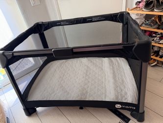 4moms Breeze Playard / Travel Crib – Excellent Condition + Sheet & Travel Bag