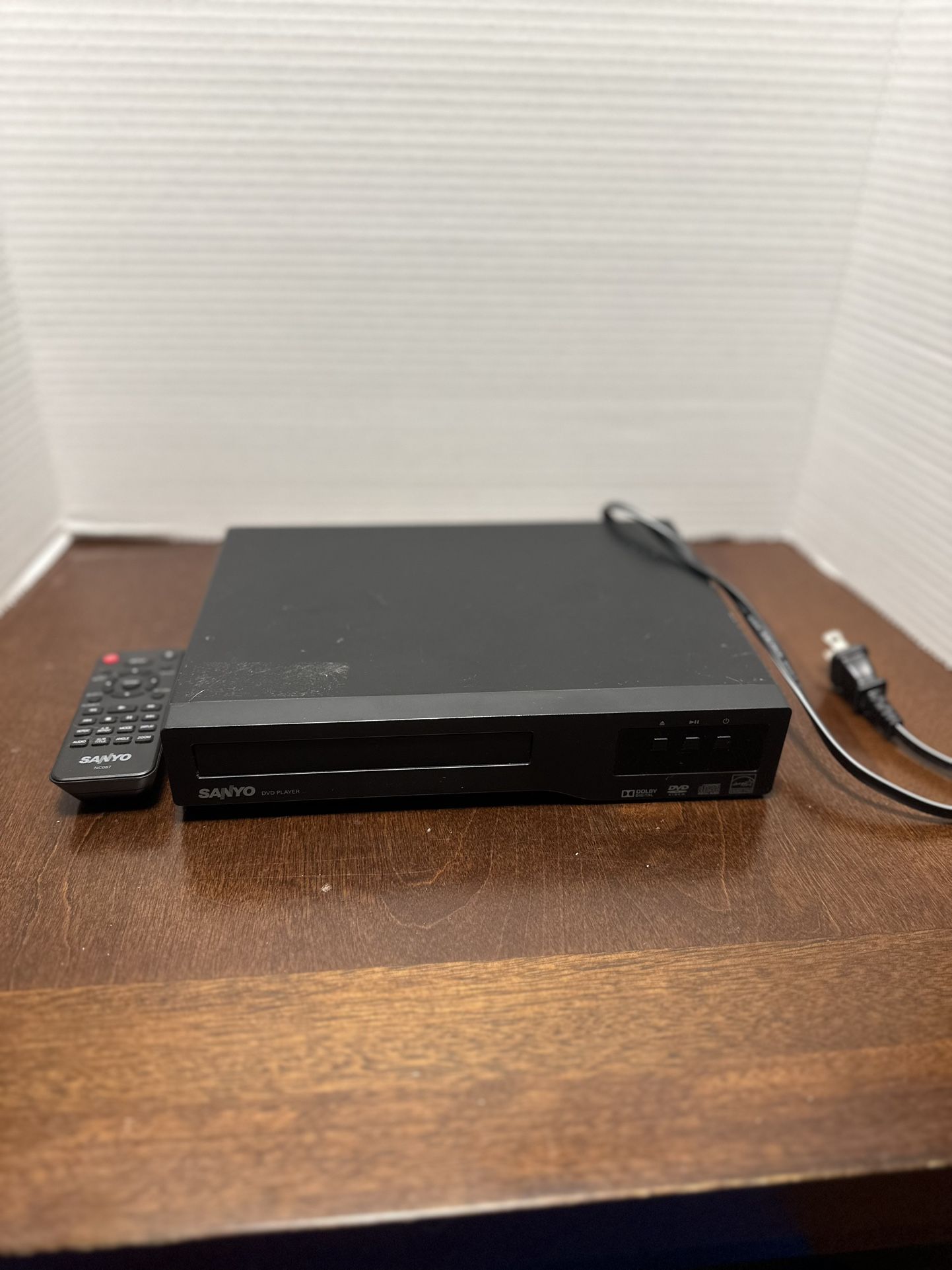 SANYO DVD/CD Player FWDP105F with Remote, Power & A/V cables TESTED WORKING