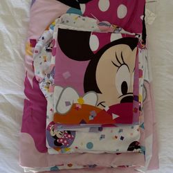 4 Piece Minnie Mouse Toddler Bedding Set 