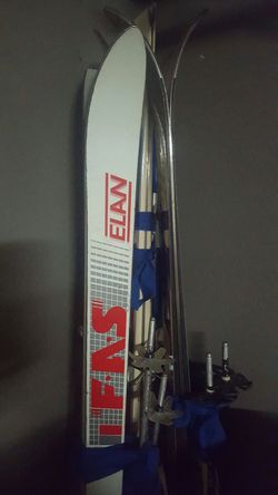 3 pairs of skiis... good condition..