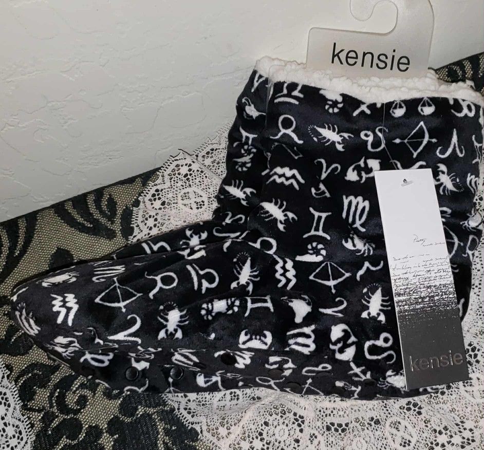 NEW WITH TAGS KENSIE HOROSCOPE ASTROLOGY ZODIAC BLACK WHITE SLIPPER BOOT BOOTIES SIZE MEDIUM LARGE 