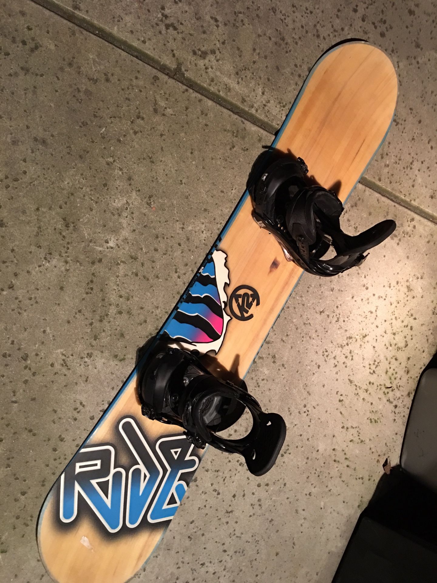 Ride Ruckus 145 Snowboard w/Burton Cartel bindings