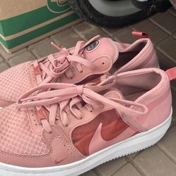Women’s Nikes 9.5