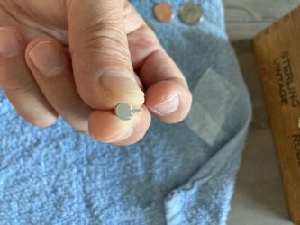 MIDDLE FINGER EARRINGS 